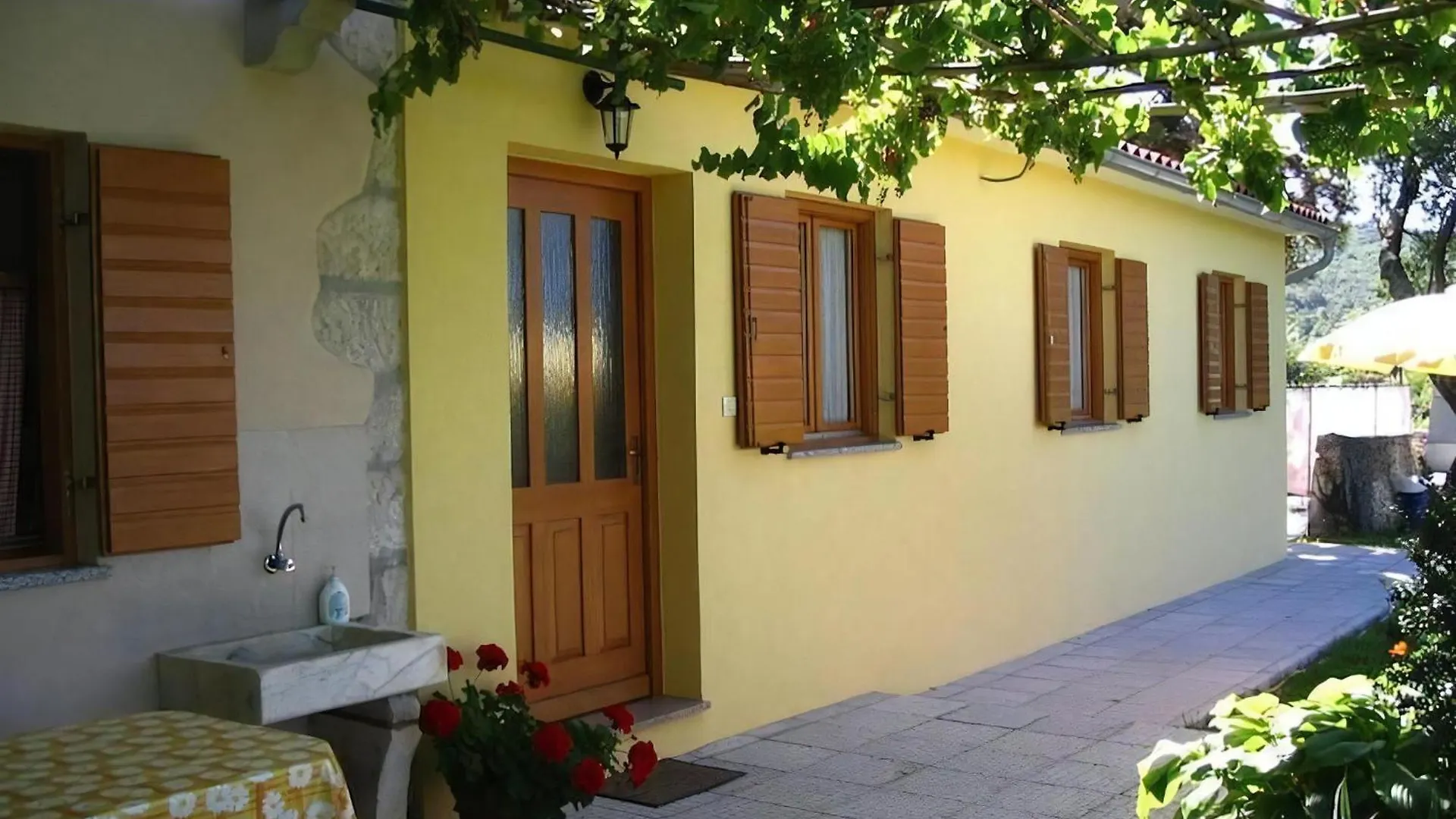 Raša Charmantes Ferienhaus In Bartici Mit Terrasse קרואטיה
