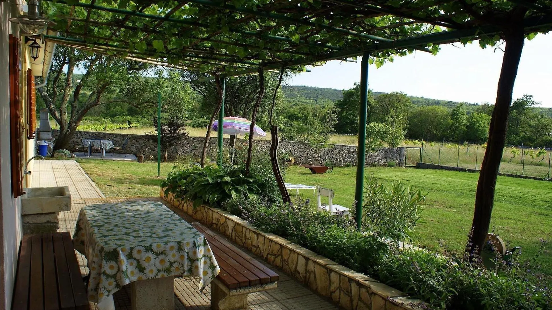Raša Charmantes Ferienhaus In Bartici Mit Terrasse 0*,