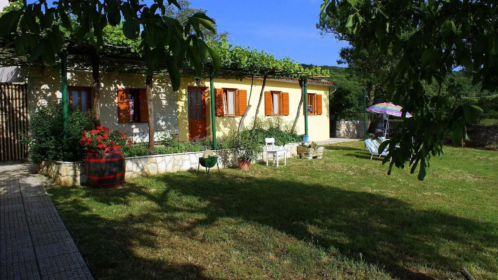 Raša Charmantes Ferienhaus In Bartici Mit Terrasse