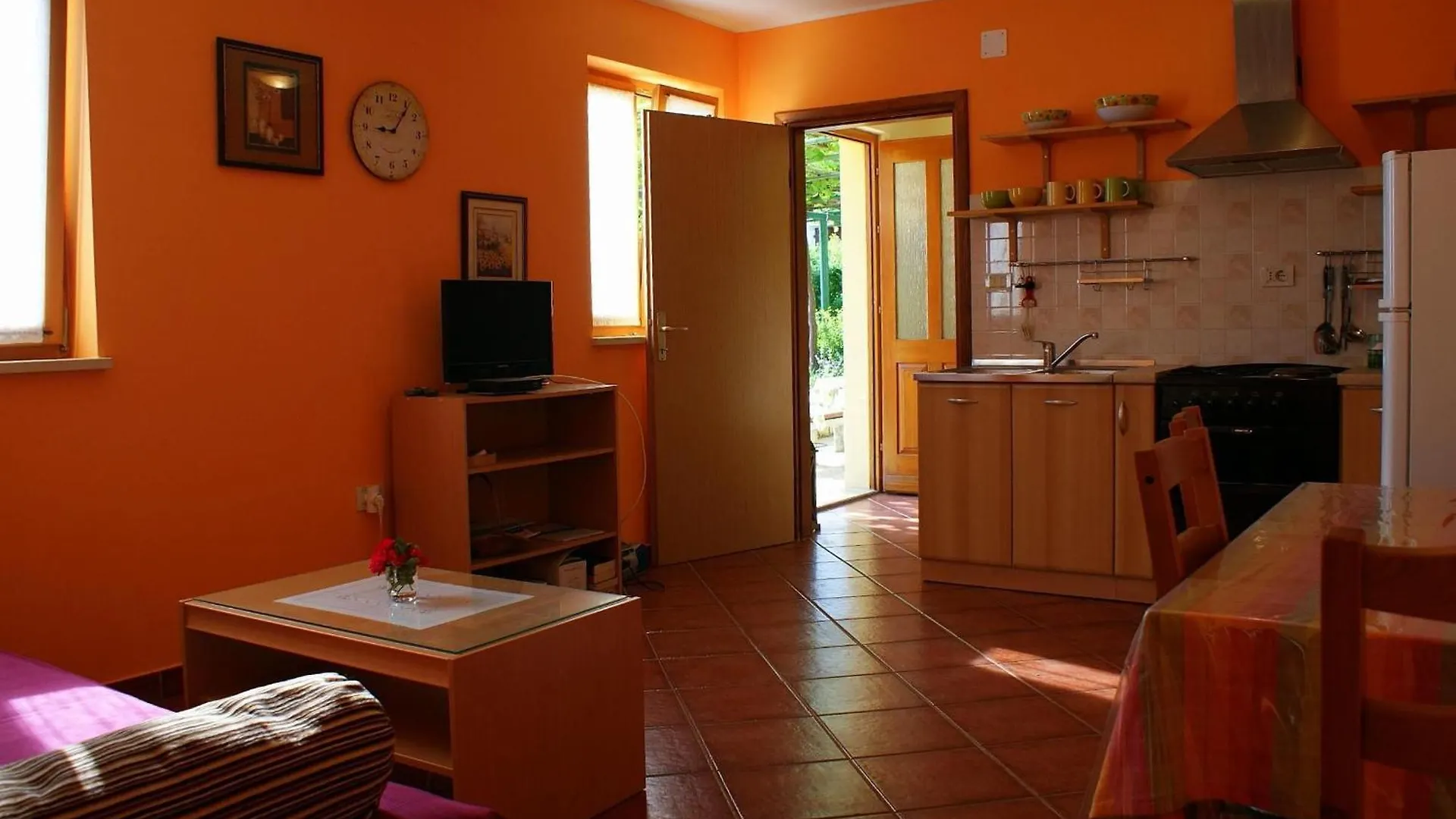Raša Charmantes Ferienhaus In Bartici Mit Terrasse בית נופש