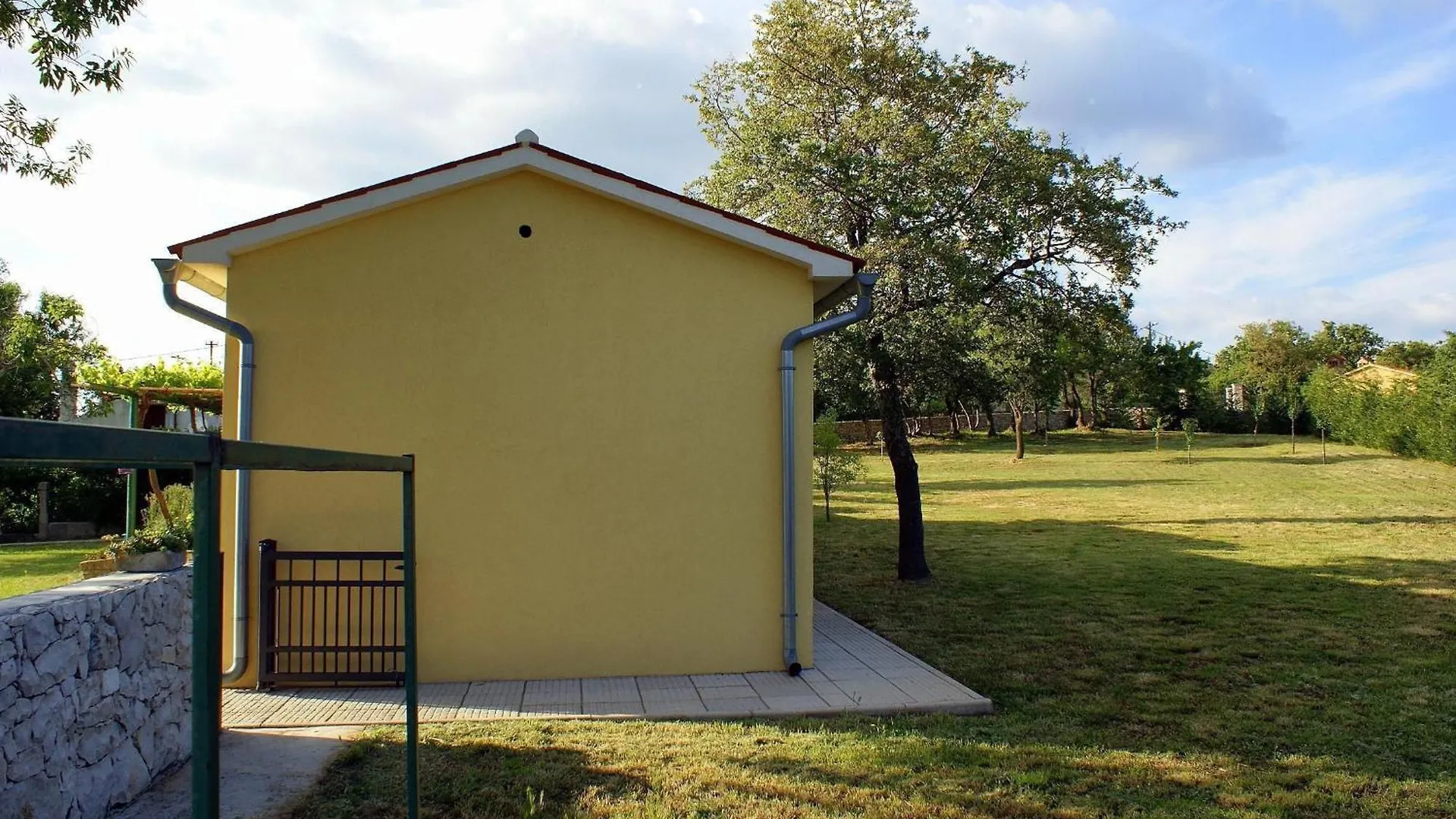 בית נופש Raša Charmantes Ferienhaus In Bartici Mit Terrasse קרואטיה